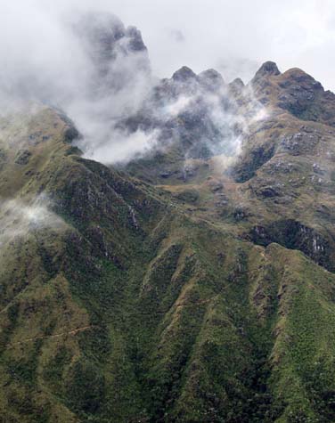 Trail into Puncuyoc and Inca Wasi