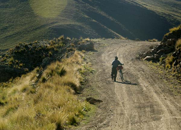 Cyclist on road to Palca