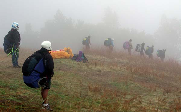 Hiking paragliders to lower launch