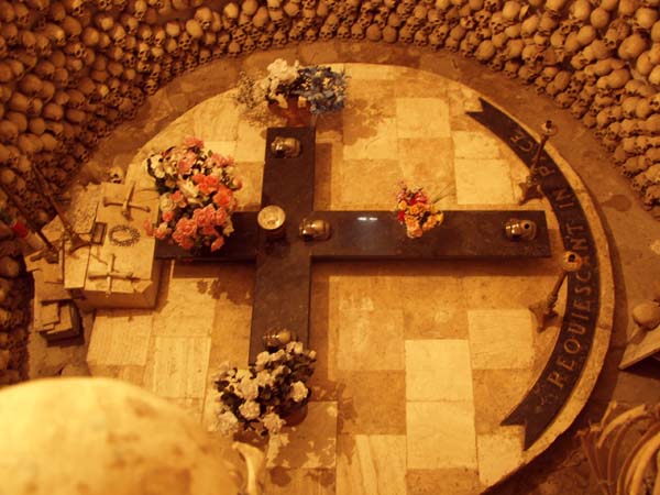 Tomb of Enrique Torres Bel&oacute;n