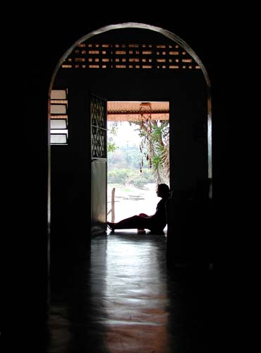 Manapiare woman in doorway